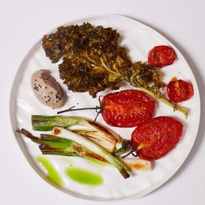 Sałatka z pieczonych pomidorów, jarmużu i dymki z purée bakłażanowym i miętowym olejem