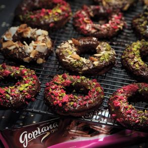 Pączki w czekoladzie z różnorodnymi posypkami