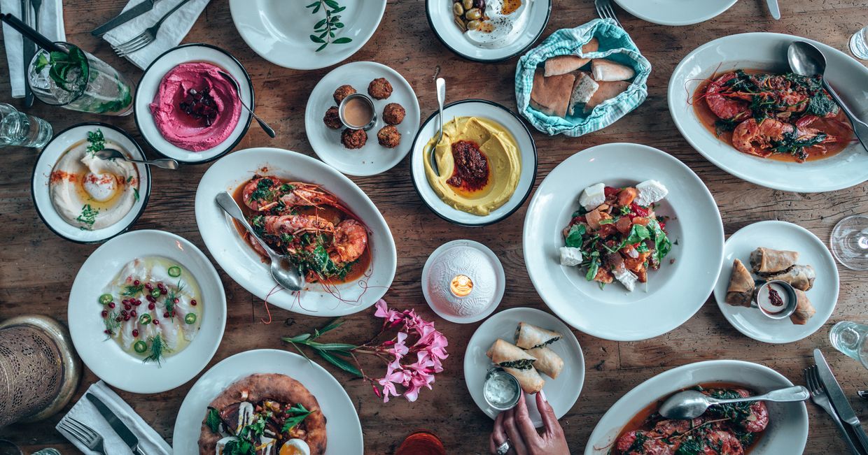 Dania z restauracji NENI, założonej przez Hayę Molcho – arabskie potrawy: humusy z dodatkami, pikle, oliwki, falafele, krewetki, pita