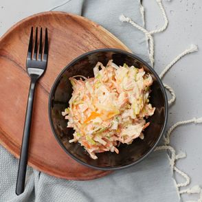 Surówka z pora, marchewki i jabłka ze śmietaną i z majonezem (fot. Paulina Czyżewska)