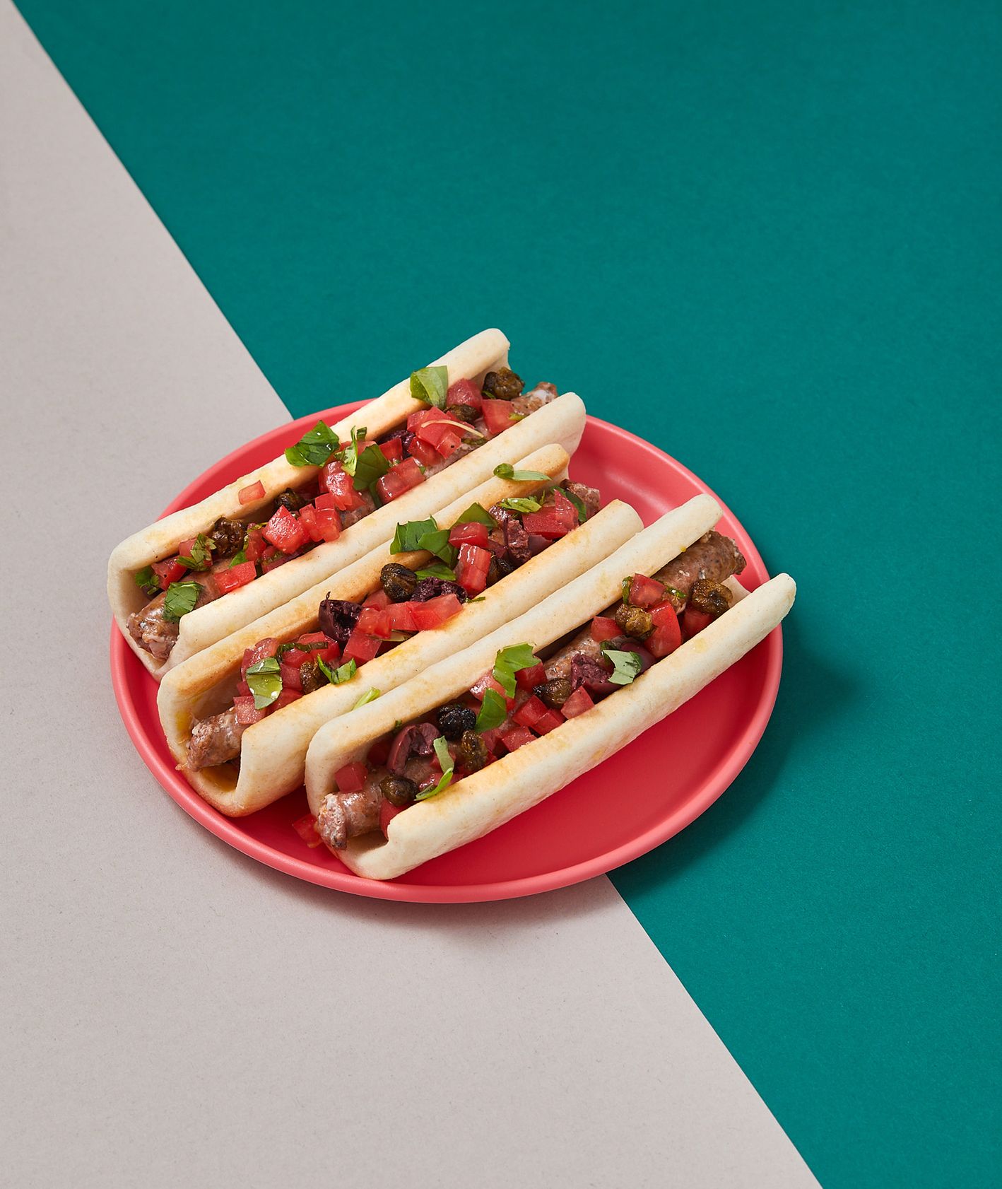 Hot dog śródziemnomorski z kiełbasą merguez, pomidorem i bazylią (fot. Maciek Niemojewski)