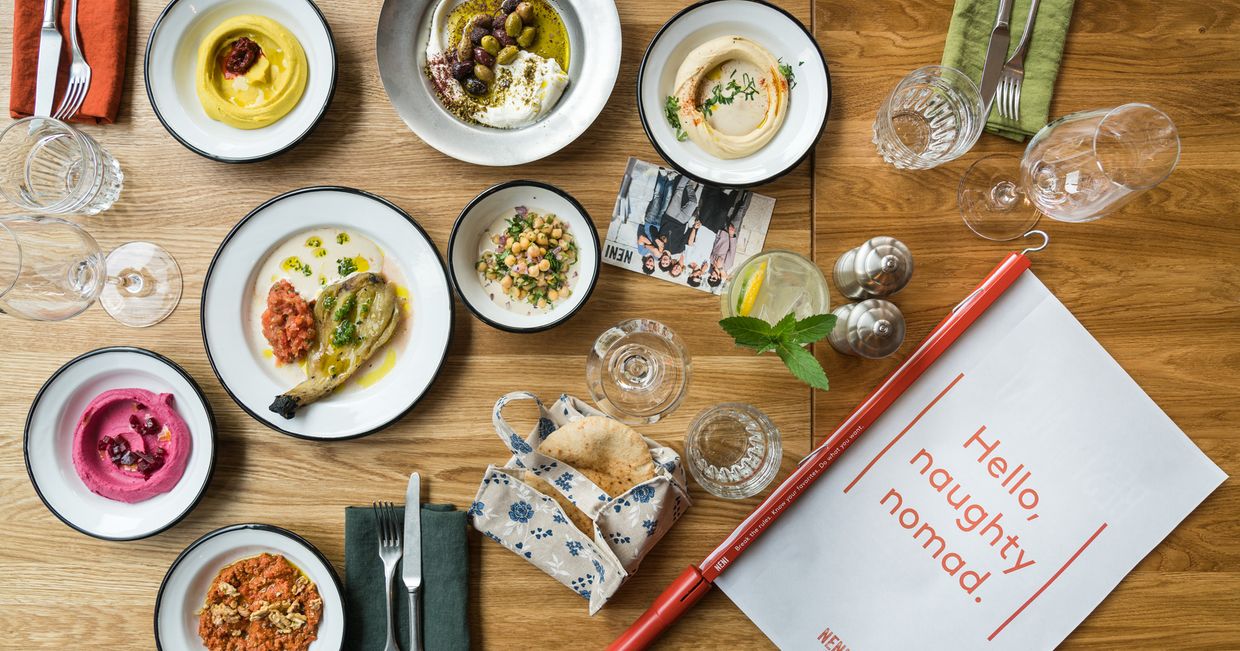 Menu z restauracji NENI, założonej przez Hayę Molcho – arabskie potrawy: humusy z dodatkami, pikle, oliwki, pita