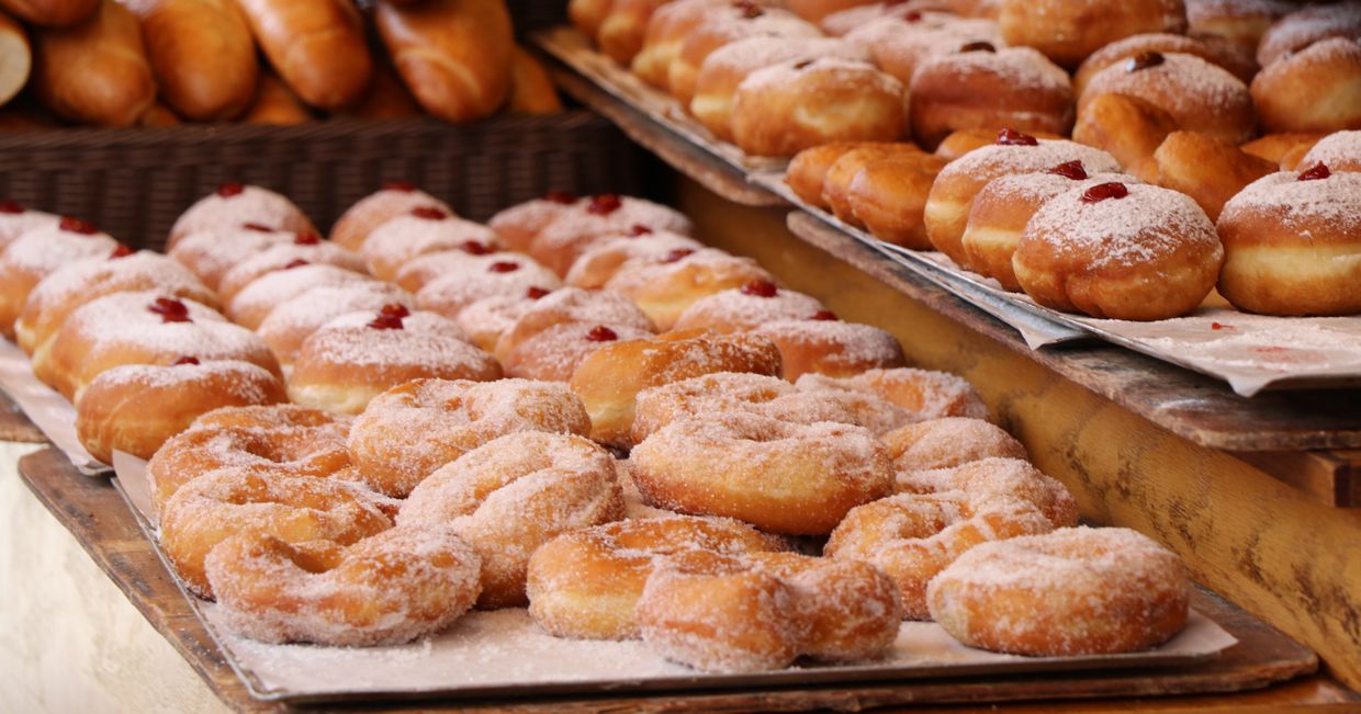 Lukrowane, posypane cukrem pudrem, z marmoladą – jaki pączek wybrać na tłusty czwartek (fot. Elisheva Gohar / unsplash.com)