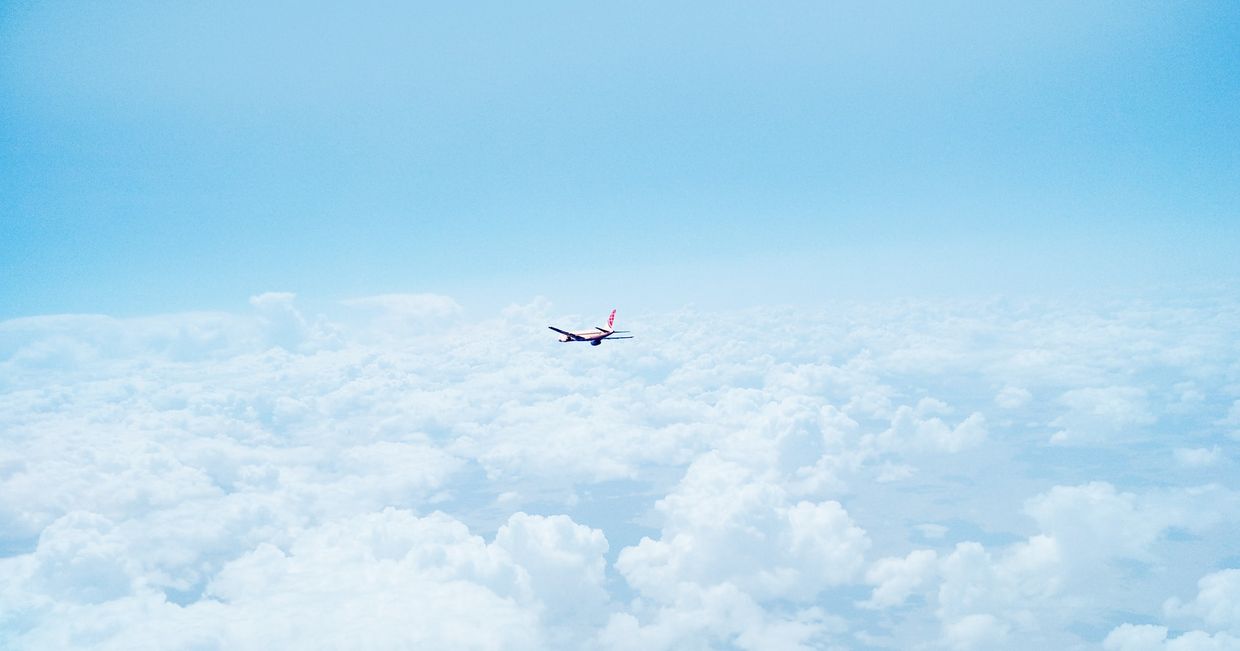 Samolot w chmurach (fot. Danist / unsplash.com)