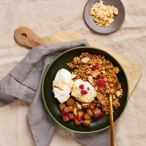 Jogurt z granolą i rabarbarem z patelni, szybkie i smaczne śniadanie, Targ Kręgliccy (fot. Maciek Niemojewski)