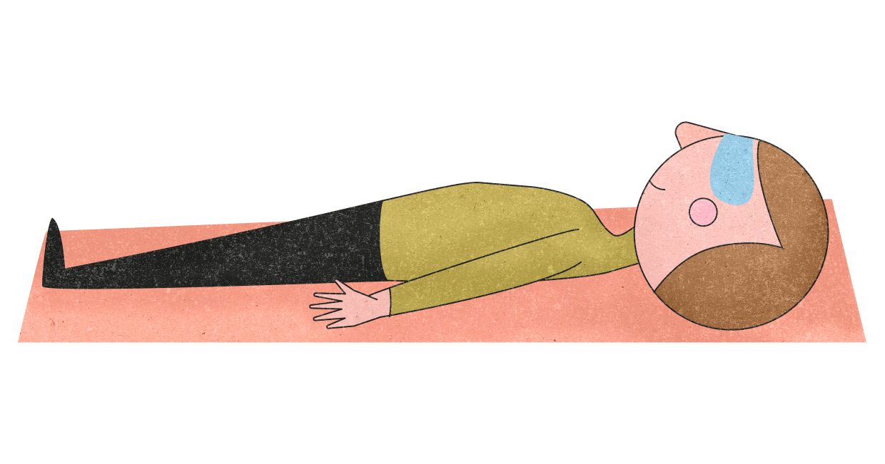 Chłopiec podczas shavasany z woreczkiem z lawendą na oczach. (il. Marcin Lewandowski)