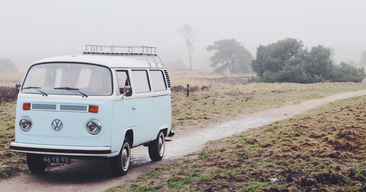 Podróż niebieskim vanem po bezdrożach (fot. Lisa van Dam / unsplash.com)