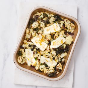 Zapiekany kalafior z halloumi i jarmurzem (fot. Maciek Niemojewski)