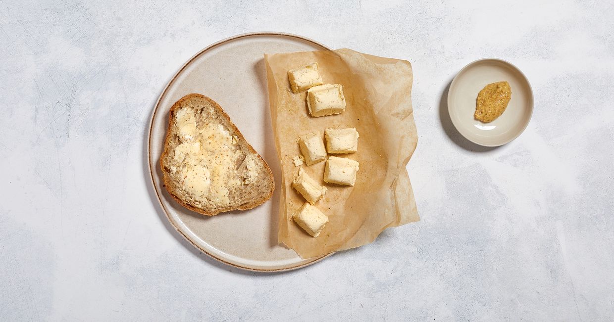 Masło musztardowe z kromką chleba pszennego (fot. Maciek Niemojewski)