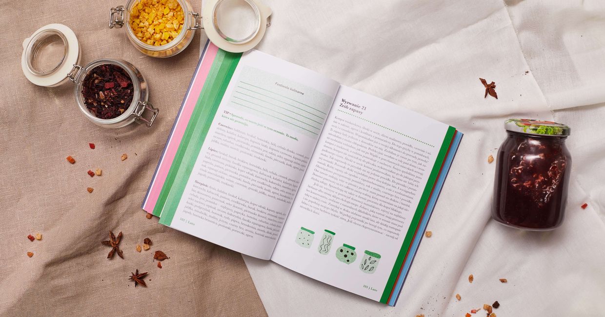 Książka Sylwii Majcher "Wykorzystuję, nie marnuję" i naczynia z przetworami, rozłożone na stole (fot.Maciek Niemojewski)
