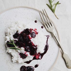 Przepis na wegański ryż na mleczku kokosowym z owocowym syropem (fot. Sylwia Kaleta)