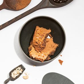 Mocno czekoladowe brownie z migdałami i kakao (fot. dinnershow.studio)