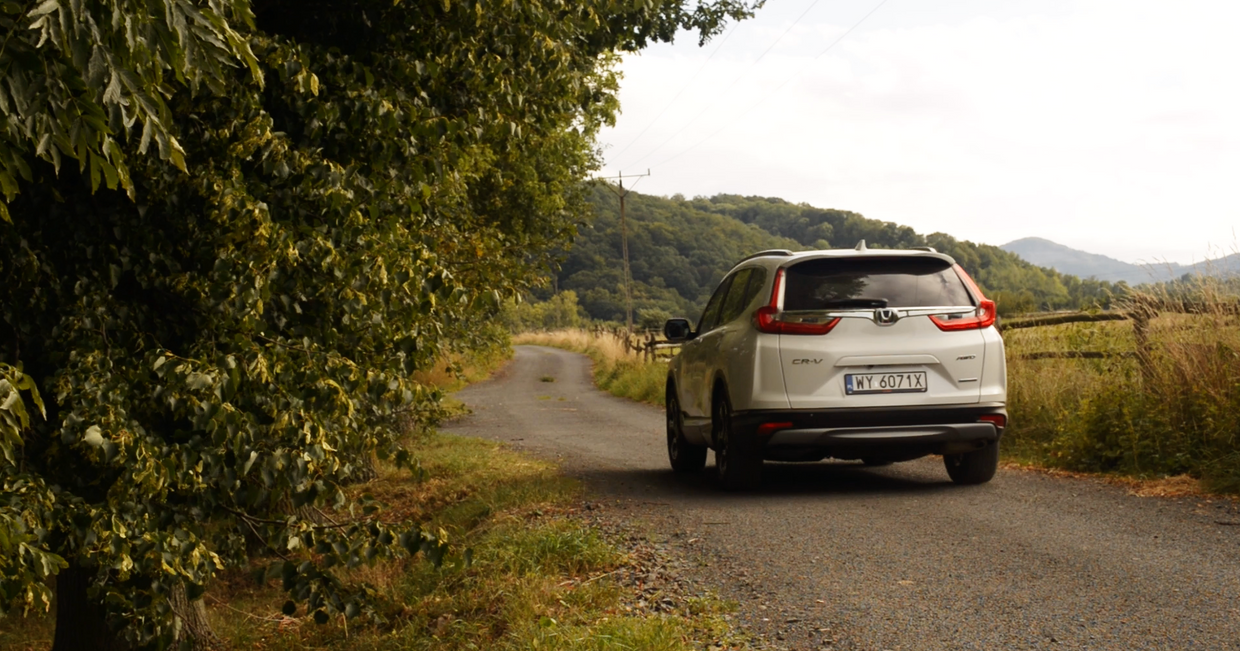 Honda CRV na polnej drodze