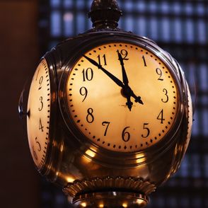 Stary zegar na stacji kolejowej (fot. Bryce Baker / unsplash.com)