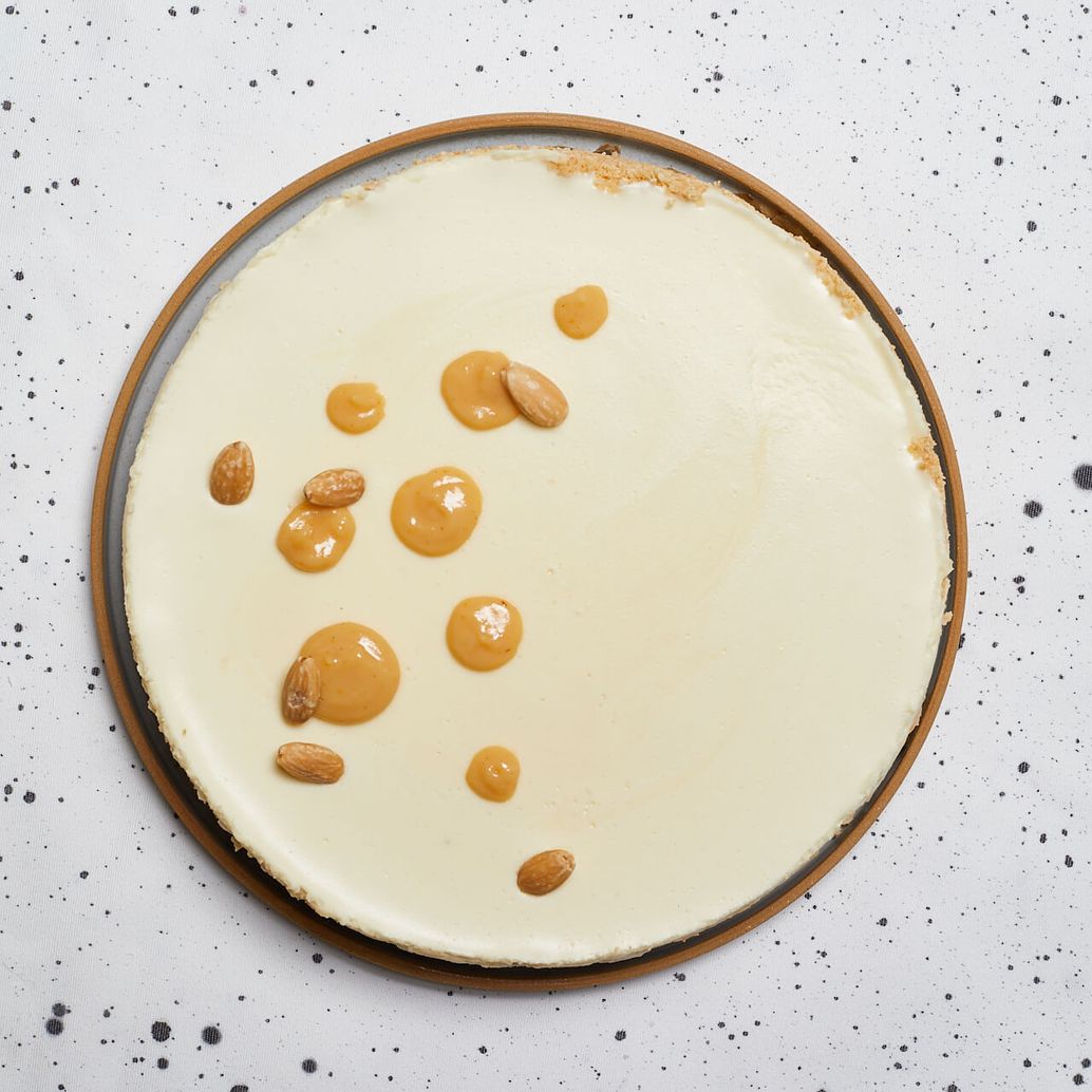 sernik z białą czekoladą i kajmakiem, sernik na zimno, sernik z kajmakiem, sernik z białą czekoladą, sernik, sernik z mascarpone, ciasto bez pieczenia, ciasto bez piekarnika