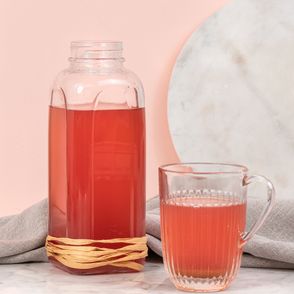 kompot śliwkowo- gruszkowy w szklanym pionowym pojemniku