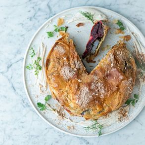 Jak zrobić pastillę, chrupiący placek filo z burkami i ziemniakami - PRZEPIS (fot. dinnershow.studio)