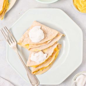 Talerz z naleśnikami owsianymi z kremem z pomarańczy i pietruszki, plastry pomarańczy (fot. Anna Szewczyk)