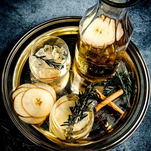 Cydr w karafce (fot. Jennifer Shimidt / Unsplash.com)