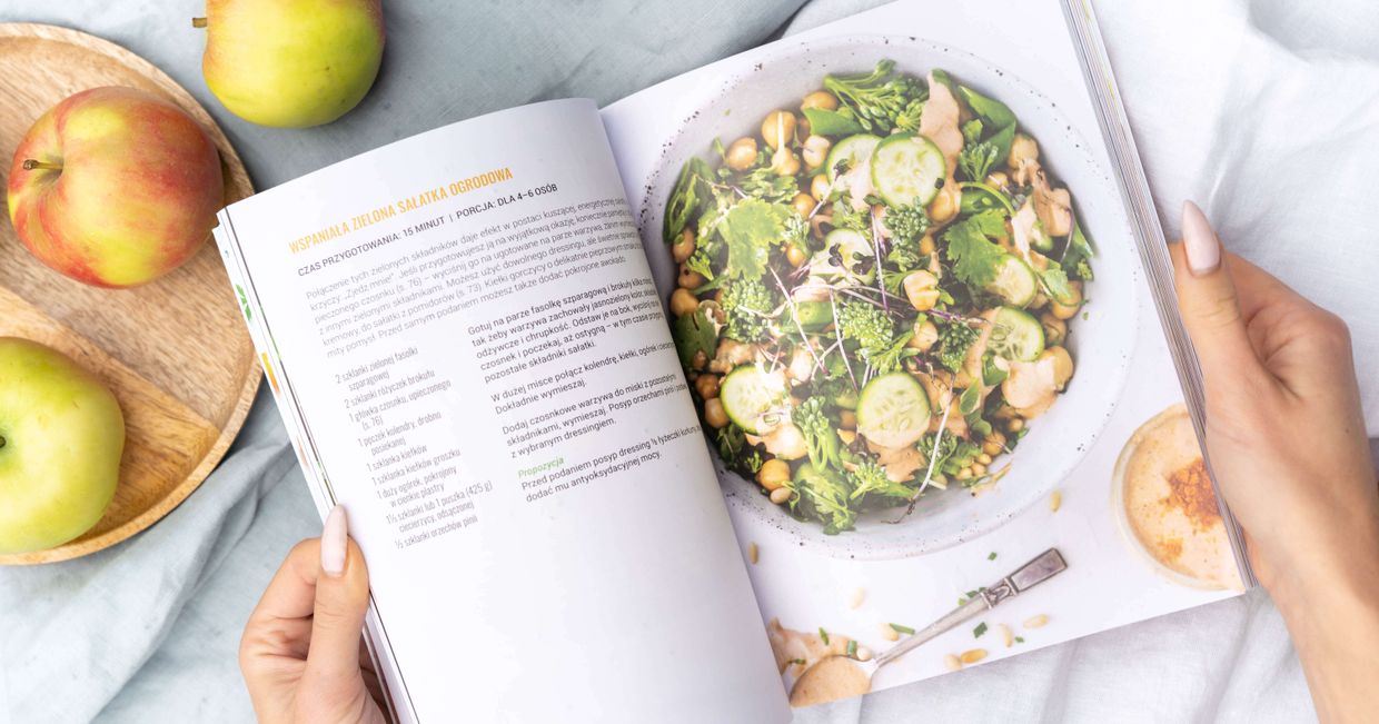 Lektura książki "Nakarm swój mózg" – zdrowe przekąski i jabłka (fot. Martyna Cybuch)