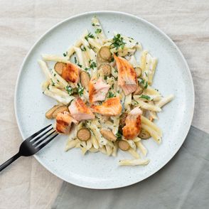 Przepisy na proste makarony – penne z łososiem i kaparami (fot. Paulina Czyżewska)