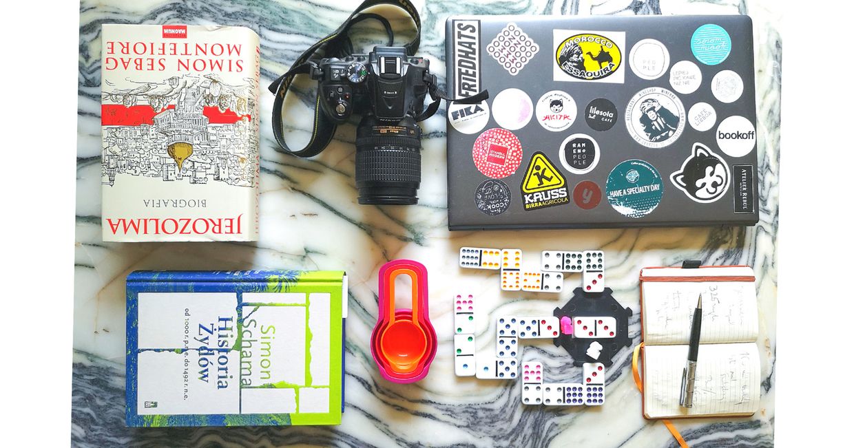 Autorzy KUKBUK.pl o ulubionych rzeczach - Aparat, laptop, domino i książki (fot. Bartek Kiezun)
