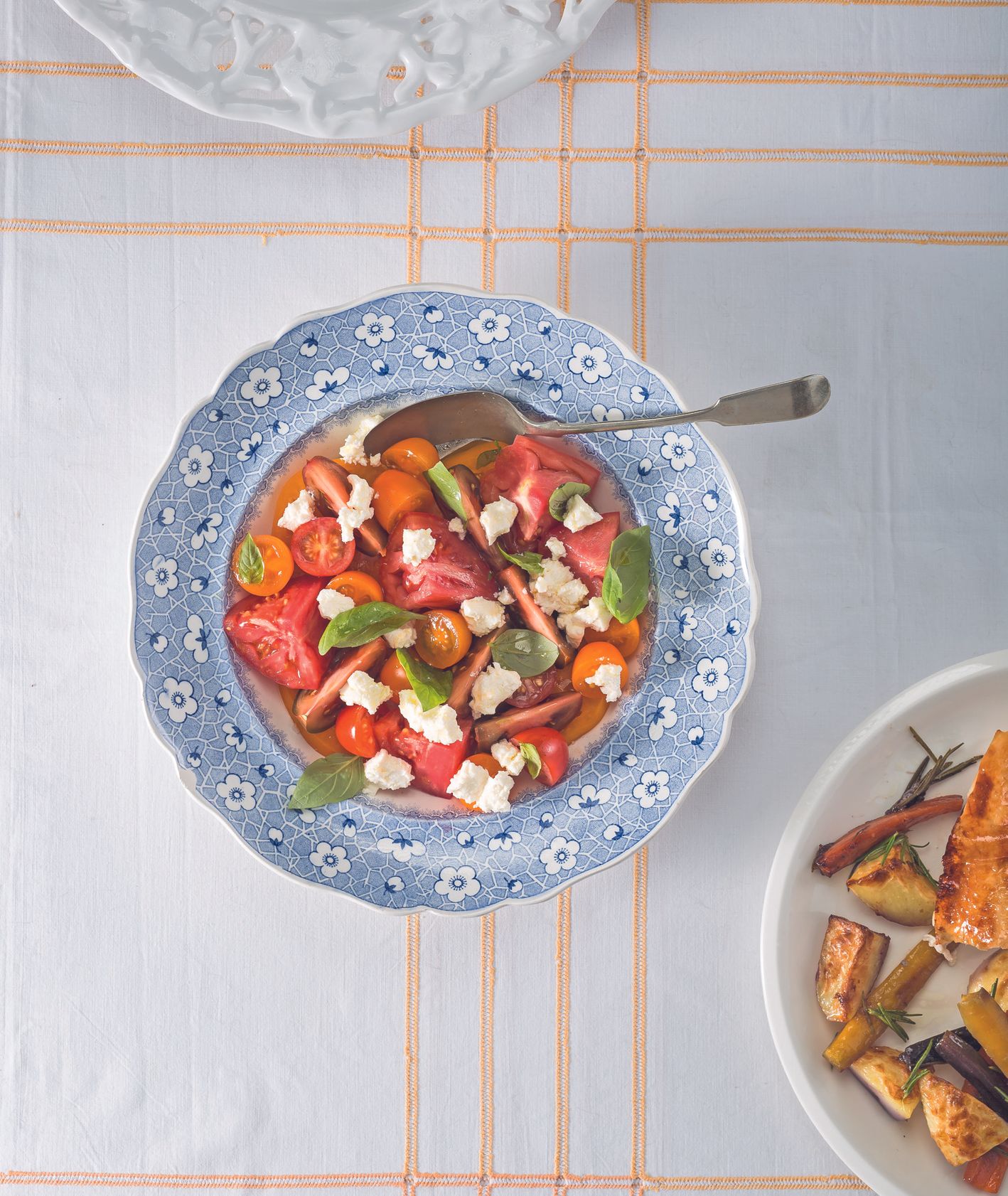 Jak zrobić szybką sałatkę z pomidorów z bryndzą i ziołami. Przepis na pomidory z bryndzą (fot. dinnershow.studio)