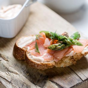 chałka ze szparagami i sosem holenderskim, chałka na słono, chałka z łososiem, wytrawne śniadanie, szparagi, sos holenderski, jak zrobić sos holenderski, jak ugotować szparagi