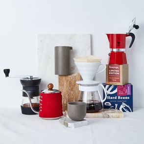 Sprzęty do parzenia kawy w domu – kawiarka, drip, dzbanek, ziarna kawy (fot. Maciej Niemojewski)