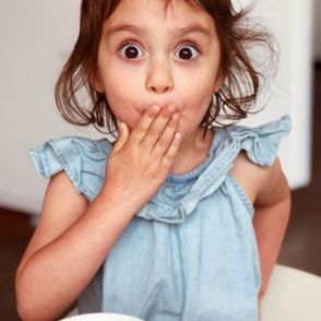 Dziewczynka z opakowaniem lodów ze zdziwieniem na twarzy