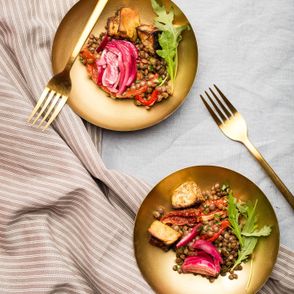 Sałatka z soczewicy z pieczonymi warzywami, pomysł na zdrową sałatkę z soczewicą i warzywami (fot. dinnershow.studio)