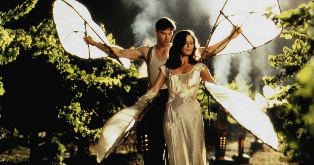 Paul i Vittoria między alejkami winorośli z wachlarzami – kadr z filmu "Spacer w chmurach"