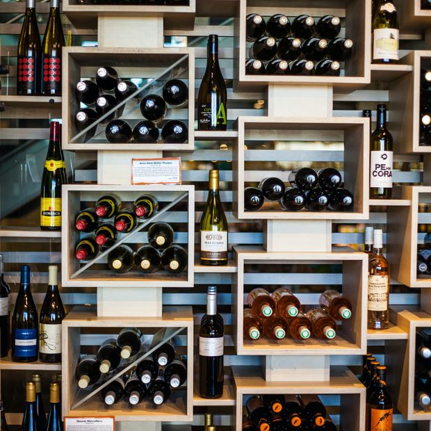 Poradnik, jak wybrać wino na prezent. Jakie wino w prezencie (fot. Benjamin De Young / unsplash.com)