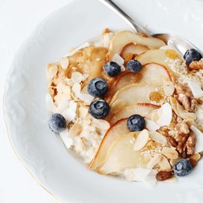 Owsianka z karmelizowaną gruszką to pożywne zdrowe śniadanie