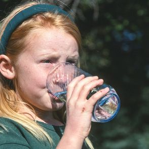 Dziewczynka pijąca wodę (fot. Tracey Hocking / unsplash.com)