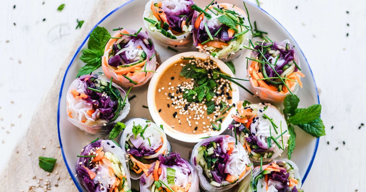 Wegetariańskie spring rolls z sosem (fot. Ella Olsson / unsplash.com)