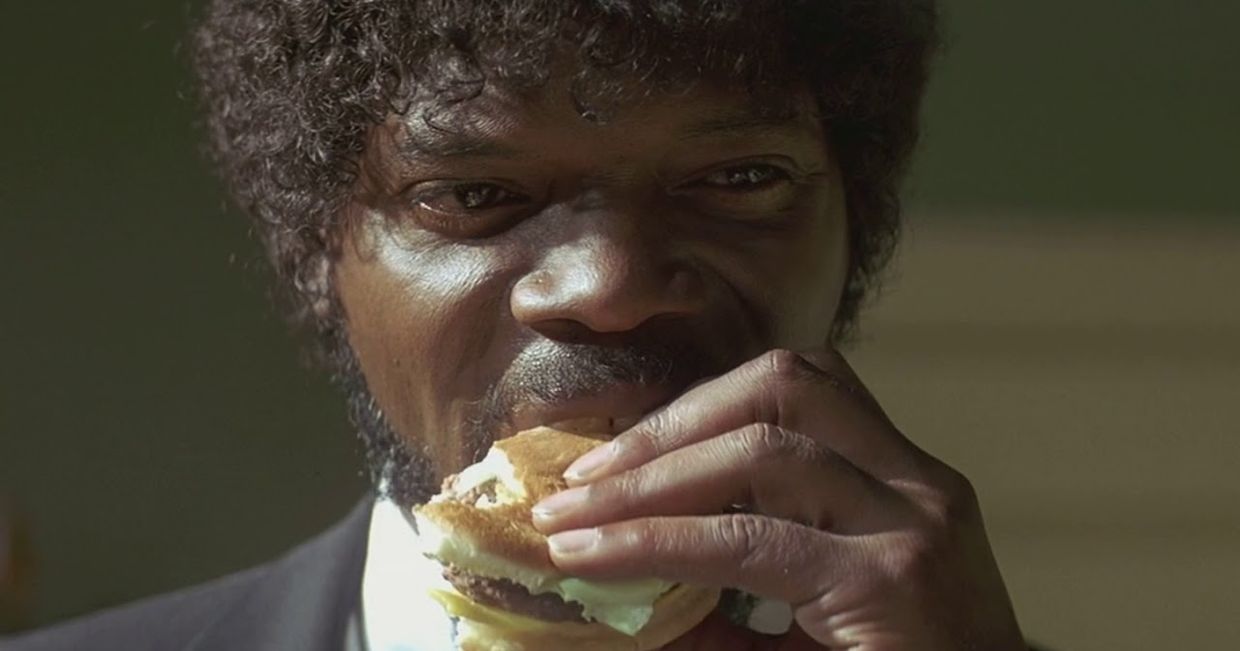 Samuel L Jackson jedzący burgera w filmie "Pulp Fiction" (fot. materiały prasowe)
