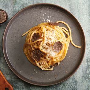 „Kuchnia bezwzględna”, Joshua Weissman – cacio e pepe (fot. Ralph Smith / materiały prasowe)
