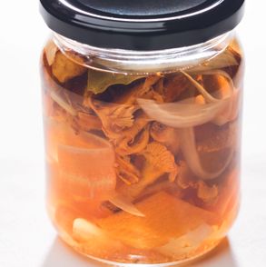 Przepis na marynowane kurki. Jak marynować grzyby. Marynowane grzyby - PRZEPIS (fot. dinnershow.studio)