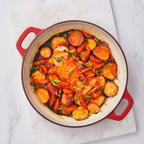 Przepis na pieczonego kurczka w sosie słodkow-ostrym z batatami i marchewką (fot. Maciek Niemojewski)