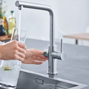 Woda z kranu, która jest dobrą alternatywą dla butelkowanej wody w plastiku (fot. Unsplash)