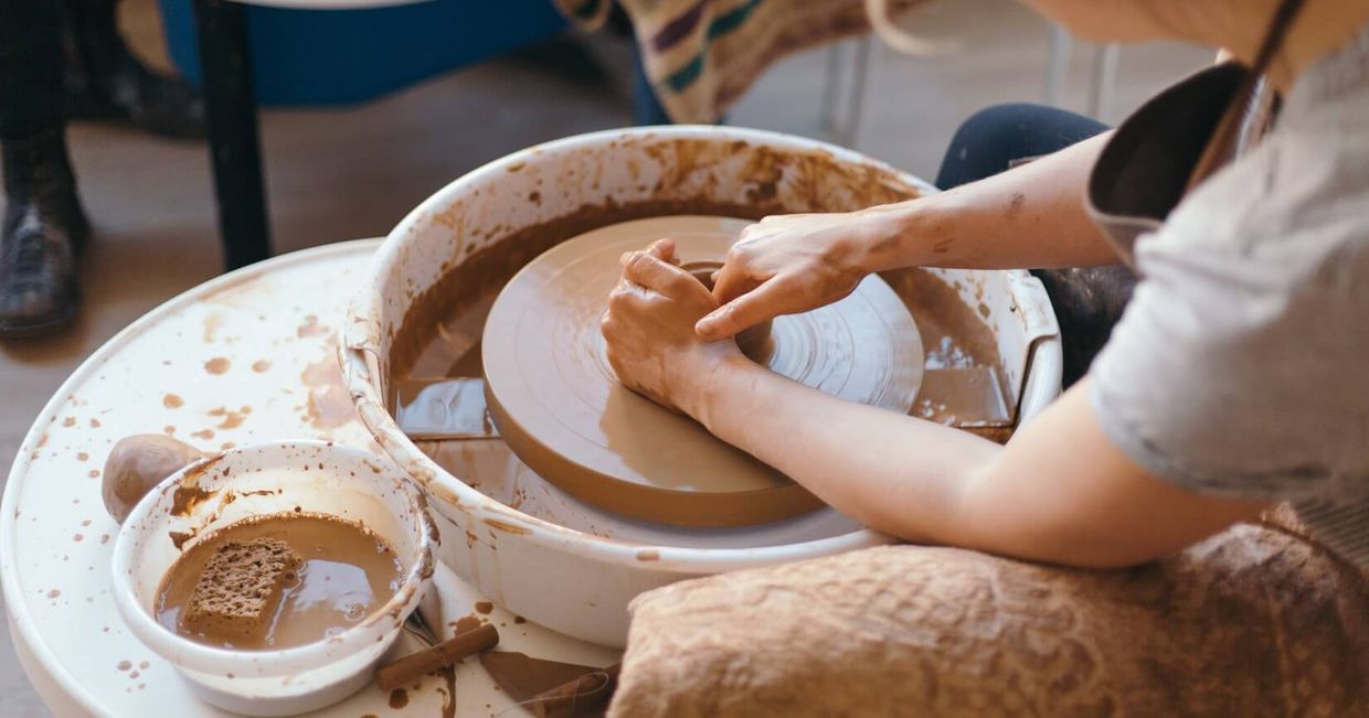 Warsztaty ceramiki jak prezent (fot. Juliet Furst / unsplash.com)