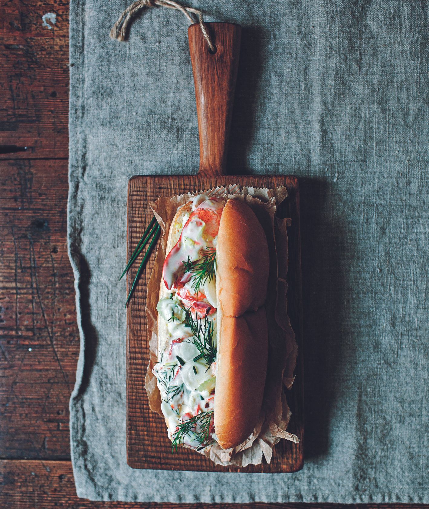 Klasyczna angielska kanapka z homarem. Miękka smaczna bułka i świeży słodki homar (fot. Marta Greber)