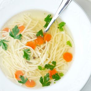 Przepis na doskonały rosół, talerz rosołu z domowym makaronem i włoszczyzną (fot. Aleksander Szojer)