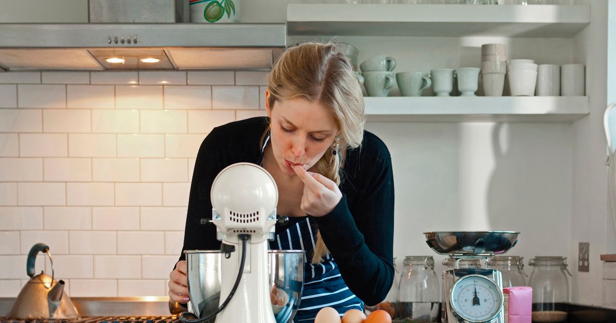 Kobieta mieszająca przy pomocy robota kuchennego masę na sernik (fot. materiały prasowe / Getty Images)