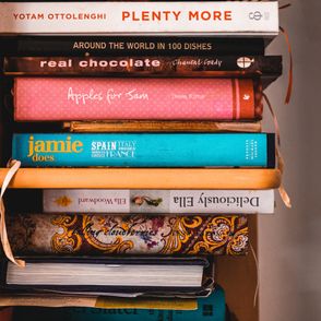 Półka z książkami kulinarnymi (fot. Alfred Kenneally / unsplash.com)