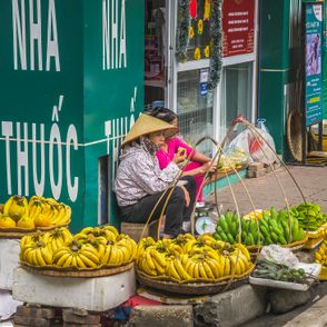 Kobieta sprzedająca owoce przy ulicy (fot. Bartek Zwiefka)