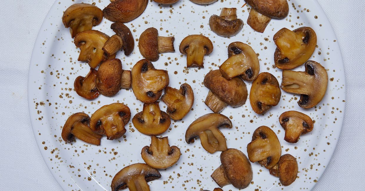 Usmażone pieczarki na talerzu (fot. Maciek Niemojewski)
