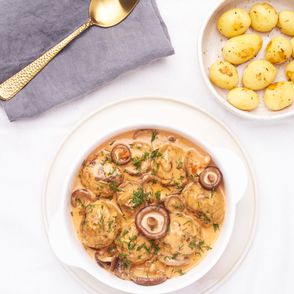 Porcja pulpecików z sosem z grzybów shitake, pieczone ziemniaki (fot. Jessica Nadziejko)