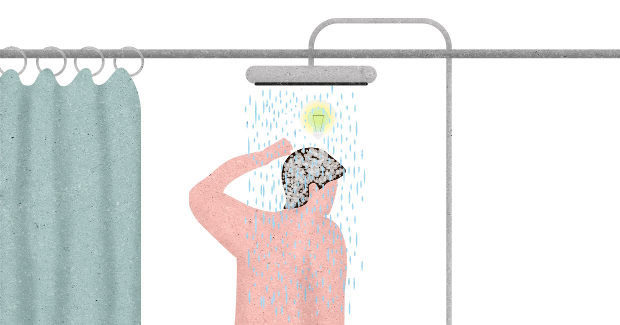 Mężczyzna pod prysznicem, z namydloną głową, nad nią znajduje się żarówka, symbol nowego pomysłu (il. Marcin Lewandowski)